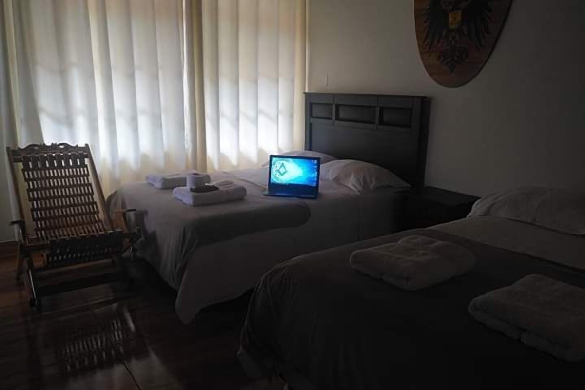 Comfort-Dreibettzimmer, 2 Queen-Betten, Bergblick | Hochwertige Bettwaren, Select-Comfort-Betten, Verdunkelungsvorhänge