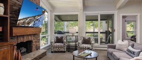 Télévision, cheminée