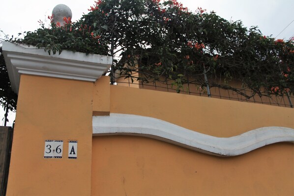 A building with a curved white architectural feature and a sign indicating the address 3.6 A.