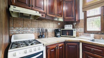 Villa familiar, accesible para personas con discapacidad, vistas a la montaña | Cocina privada | Frigorífico, microondas, horno y placa de cocina