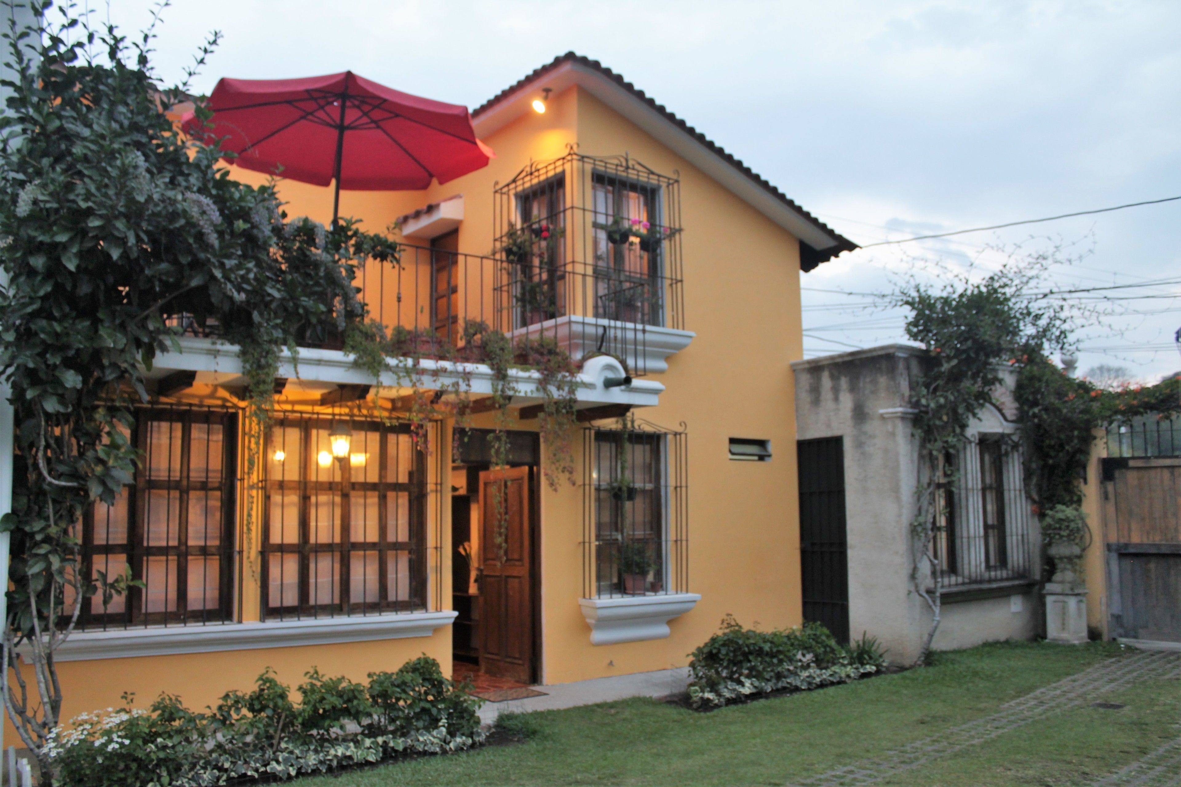 Vista frontal de la propiedad