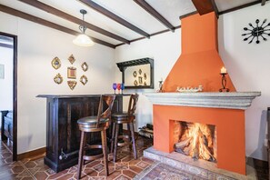 Familievilla, tilgjengelighetstilpasset, fjellutsikt | Bar (på overnattingsstedet)