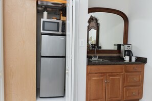 Frigorifero, microonde, macchina per tè/caffè, tostapane