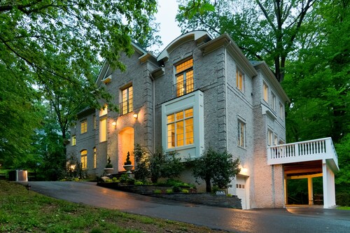 NEW! Ft Marcy 2 BR 1 LV/DRM 1 BA on Pimmit Run, hike/ kayak to the Potomac River
