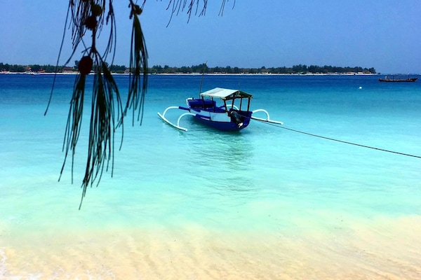 Beach nearby, snorkeling, fishing