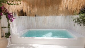 A rectangular hot tub with clear water, surrounded by a white wooden fence, a woven mat, and a rustic wooden stool. - Samalas Boutique Hotel resort & Private Pool Villas (Gili Meno)