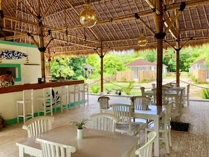 Outdoor dining - Villa Samalas Resort and Restaurant (Gili Meno)