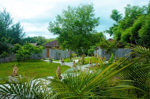 Garden view - Villa Samalas Resort and Restaurant (Gili Meno)