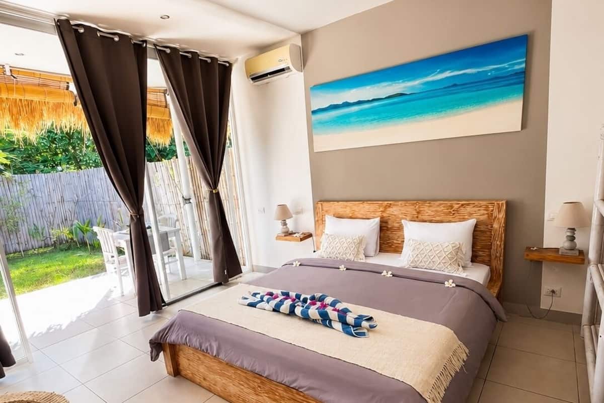1 bedroom, Egyptian cotton sheets, premium bedding, down comforters