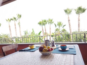 Outdoor dining - Independent apartment in a stately home (Ricadi)