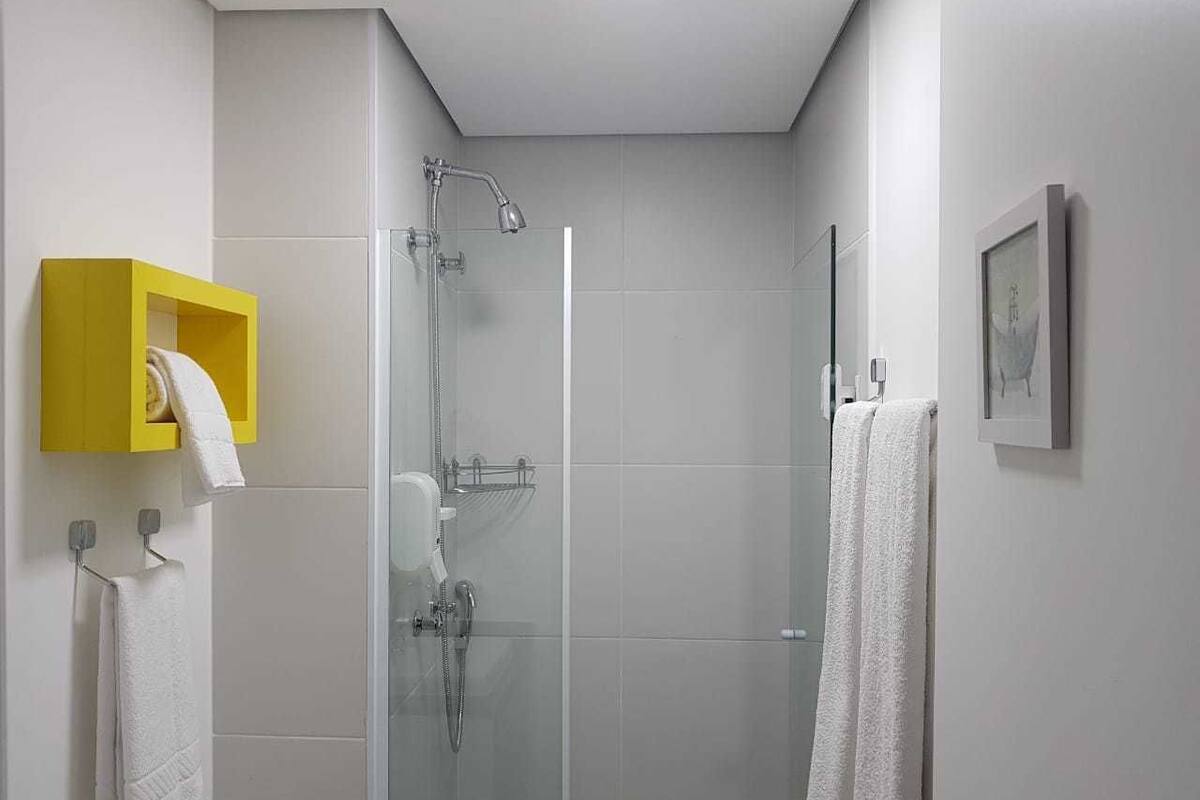 Estúdio urbano, 1 cama Queen | Banheiro | Chuveiro, produtos de toalete grátis, secador de cabelo