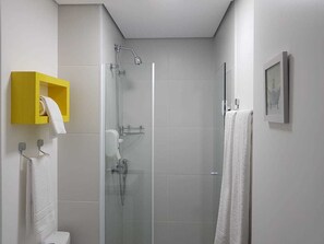 Estúdio urbano, 1 cama Queen | Banheiro | Chuveiro, produtos de toalete grátis, secador de cabelo 
