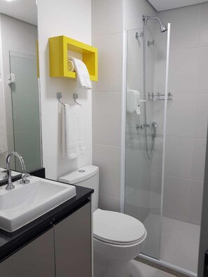 City-Studio, 1 Queen-Bett | Badezimmer | Dusche, kostenlose Toilettenartikel, Haartrockner, Handtücher