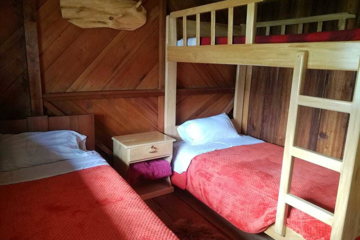 Habitación triple estándar, varias camas | Wifi gratis y ropa de cama