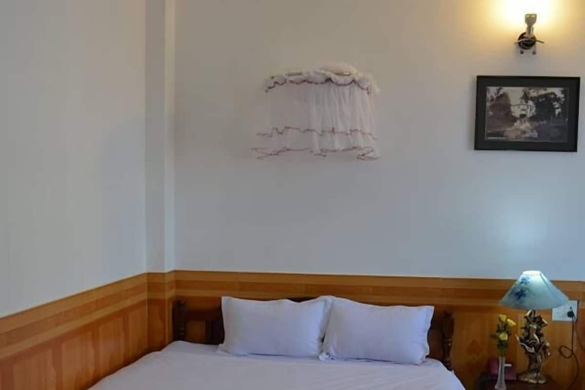 Standard Double Room | Minibar, soundproofing, WiFi (free), bed sheets