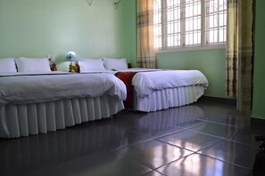 غرفة عادية رباعية | ميني بار وتجهيزات عازلة للصوت وواي فاي مجانًا وملاءات أسرّة