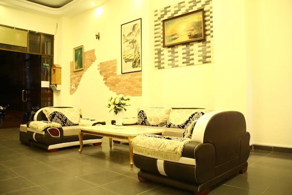 Lobby sitting area - Rosa Hotel (Da Lat)