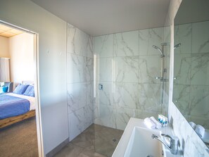 高级房 | 浴室 | 淋浴设施、免费洗浴用品、吹风机、毛巾