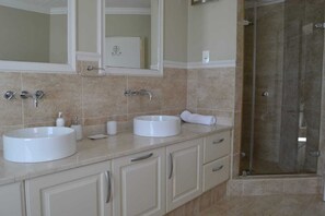 Badewanne, kostenlose Toilettenartikel, Haartrockner, Bidet