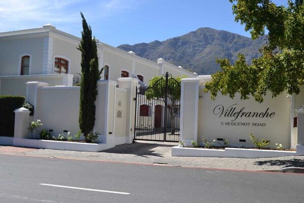 المنشأة من الخارج