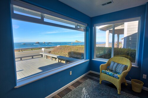 Bungalow Azul @ Pebble Beachissä.  Äskettäin uusittu BEACHFRONT Bungalow!