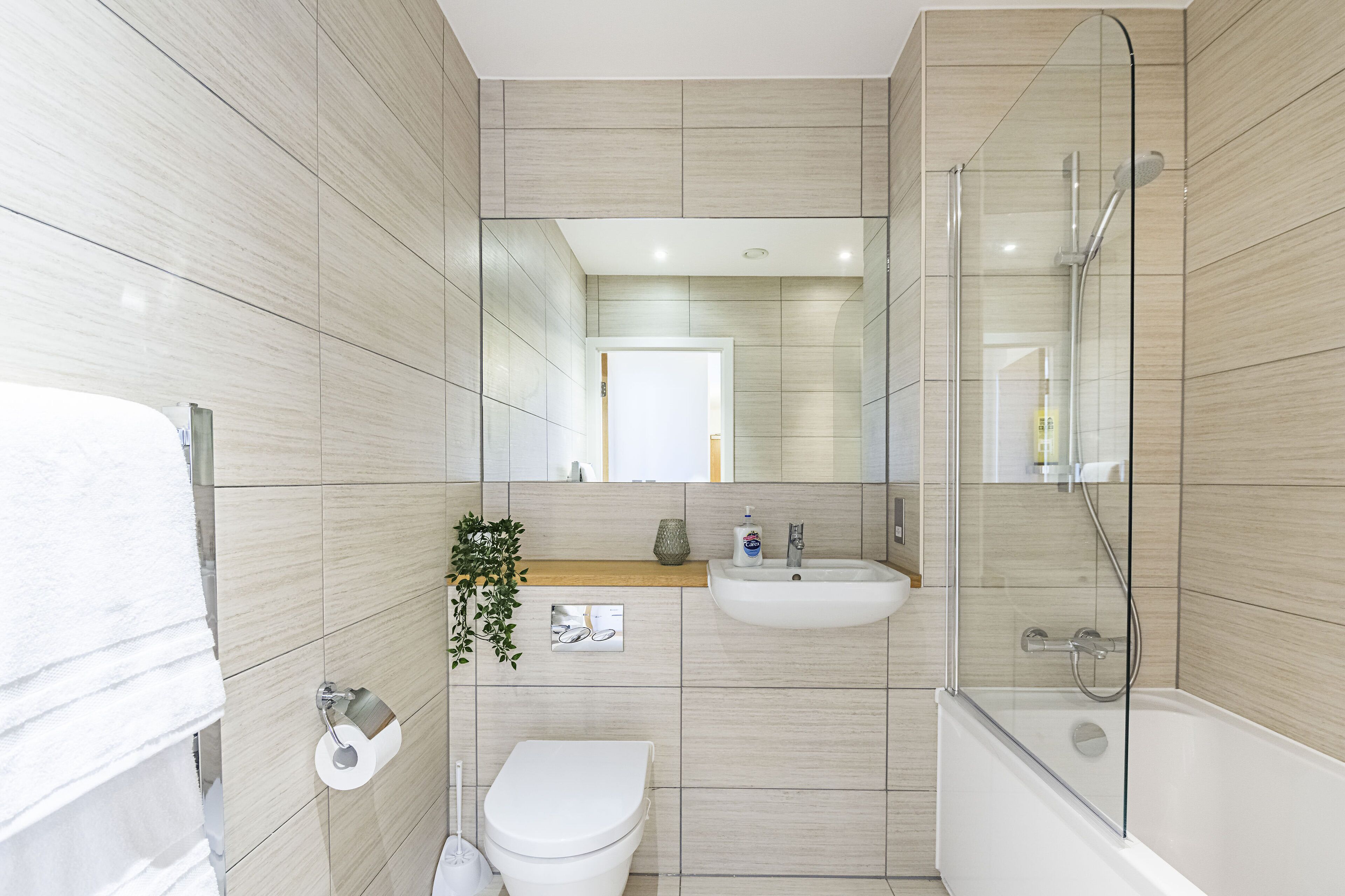 Combined shower/bathtub, hair dryer, towels