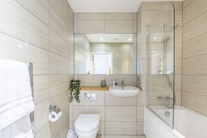 Combined shower/tub, hair dryer, towels - Gorgeous new build apartment in Maida Vale London (London)