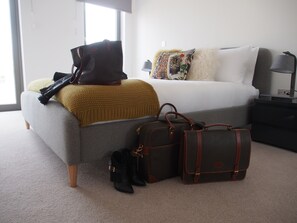 2 habitaciones, tabla de planchar con plancha y cuna de viaje 