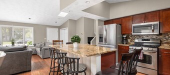 Gorgeous 4 bedroom house with a pool near Bonnet Shores