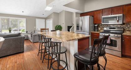 Gorgeous 4 bedroom house with a pool near Bonnet Shores