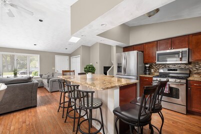 Gorgeous 4 bedroom house with a pool near Bonnet Shores