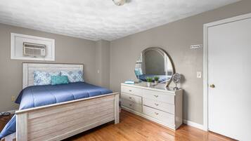 4 bedrooms, iron/ironing board, WiFi, bed sheets