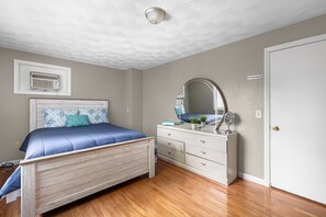 4 habitaciones, tabla de planchar con plancha, wifi y ropa de cama 