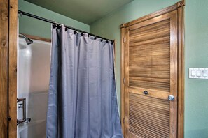 Hair dryer, towels - Broken Bow Cottage w/ Deck, Hot Tub & Fire Pit! (Broken Bow)