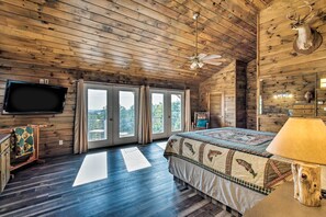 3 bedrooms, iron/ironing board, travel cot, Internet