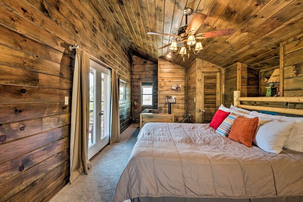 3 bedrooms, iron/ironing board, travel crib, internet