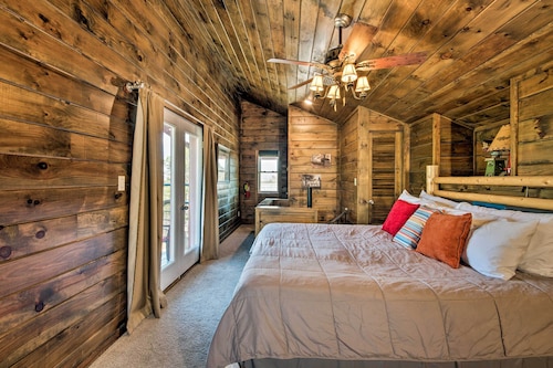 Broken Bow Mountaintop Home w/ Hot Tub!