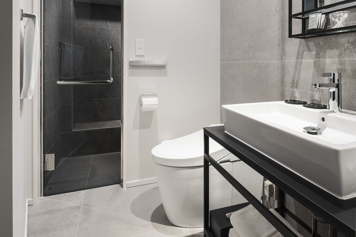 Produtos de toalete grátis, secador de cabelo, roupões de banho