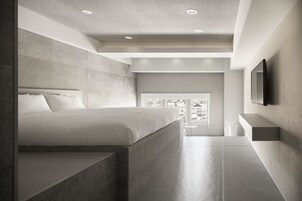 高級寢具、羽絨被、特厚豪華床墊、房內夾萬