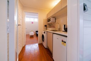 Family Suite - 1 Bedroom | Private kitchen | Fridge, microwave, stovetop, electric kettle - Takapuna Central Spacious & New Home (Auckland)