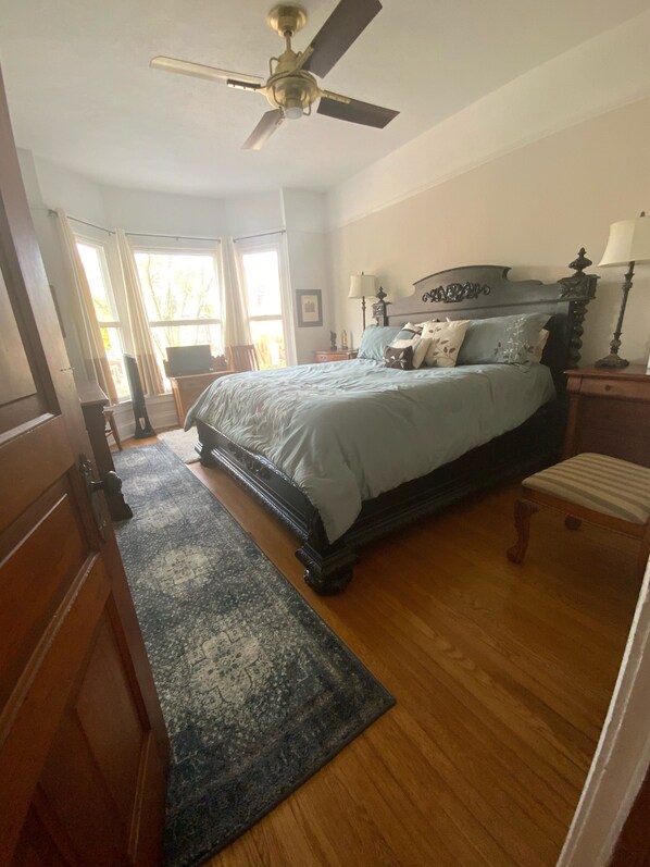 8 عدّة غرف نوم ومكتب ومكواة/لوح كي وسرير سفر