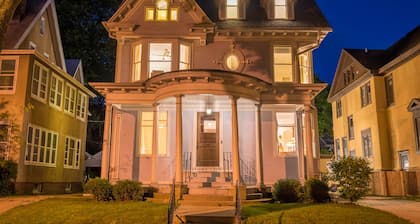 HERMOSO VICTORIANO HISTÓRICO DE 1897 / FANTÁSTICO ÁREA SEGURA, CERCA DE TIENDAS DE ABAJO