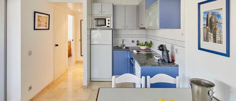 Kühlschrank, Mikrowelle, Ofen, Geschirrspüler