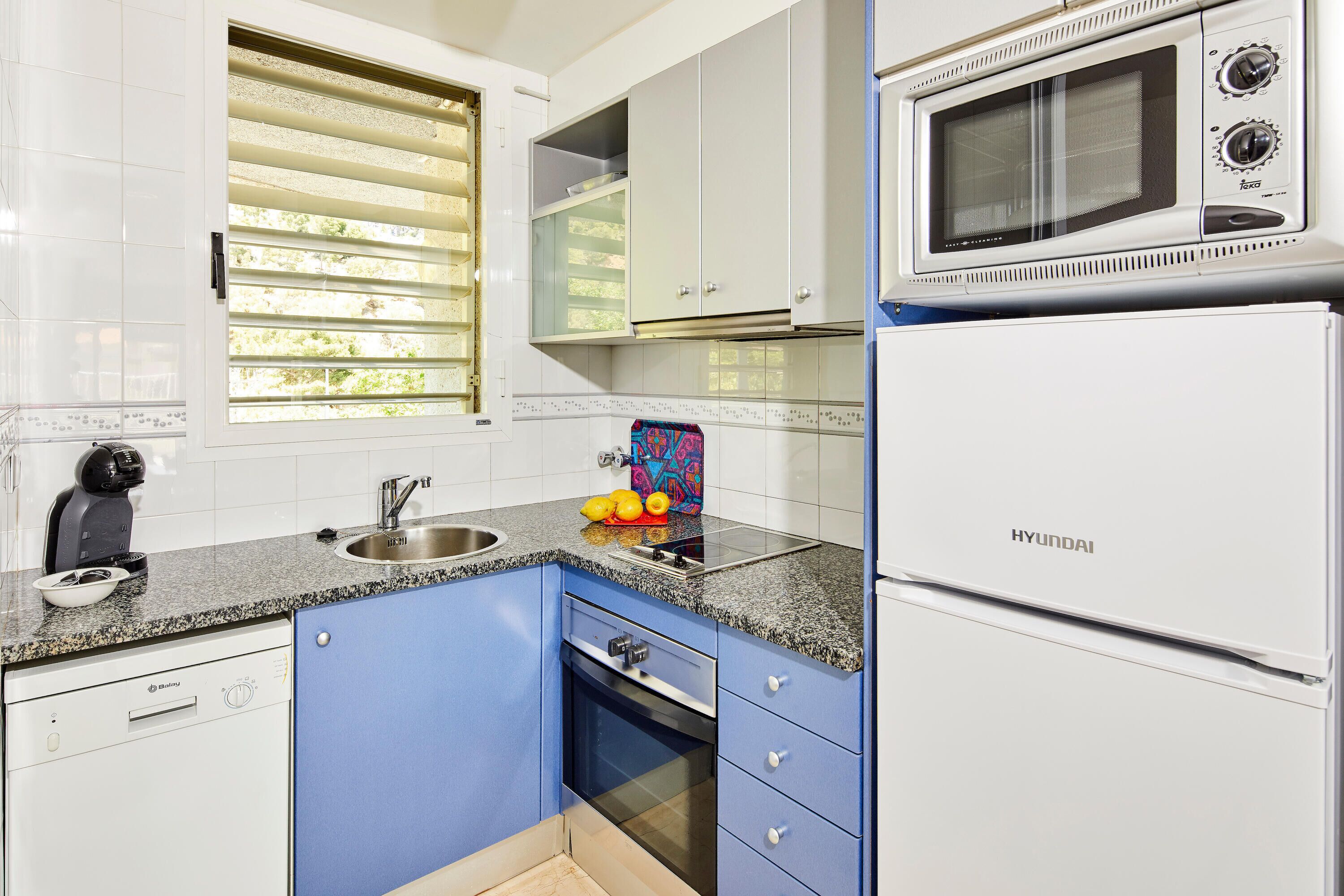 Kylskåp, mikrovågsugn, ugn och diskmaskin