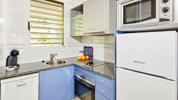 KylskÄp, mikrovÄgsugn, diskmaskin och kaffe- och tebryggare