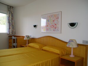 2 slaapkamers, een strijkplank/strijkijzer, internet, beddengoed