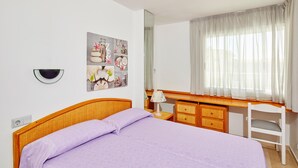 2 間睡房、熨斗/熨衫板