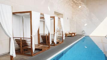 Una piscina al aire libre, camas de piscina gratis