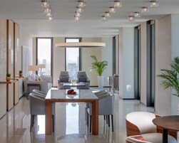 Ropa de cama de alta calidad, cubrecamas y minibar 