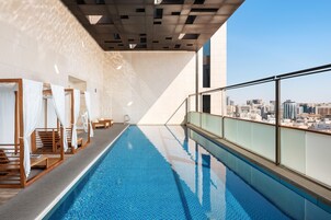 Una piscina al aire libre, camas de piscina gratis